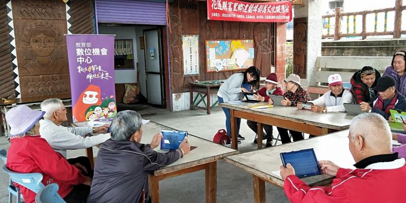 長輩們來到蘭埠文化健康站，將平板直立於桌上開始使用，在講師在一旁協助長輩們操作。