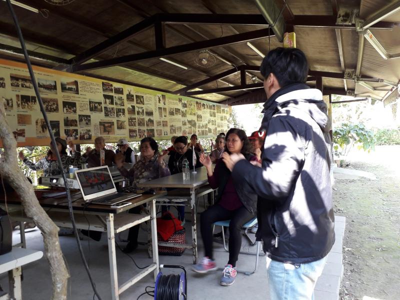 講師帶領學員跳熱身操