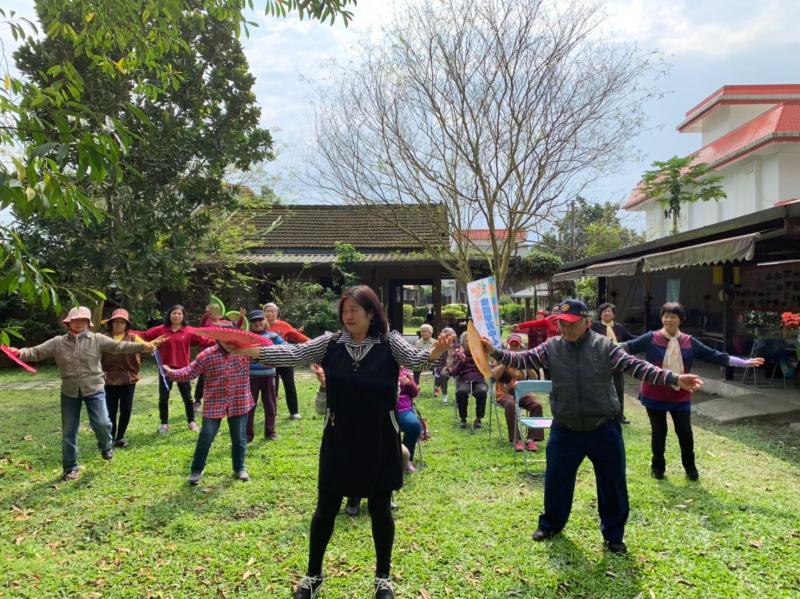 講師帶領學員跳青銀廣場舞