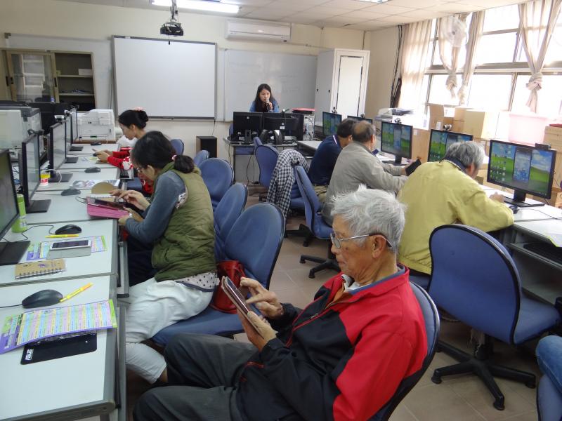 課程開始，講師教授學員註冊email，為建立臉書帳號前置作業。