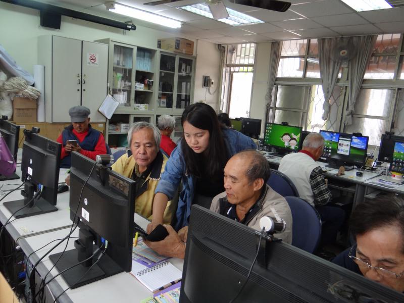 講師指導學員進行臉書基礎設定，封面、大頭照、及設定等。