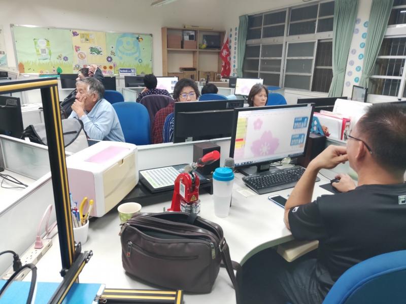 學員專注聽老師解說