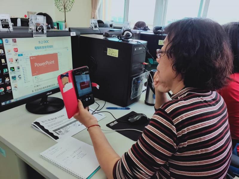 學員使用手機錄影，將上課操作過程錄下,並回家練習
