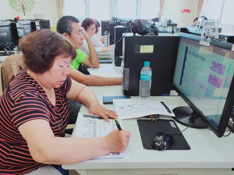 學員認真記錄筆記