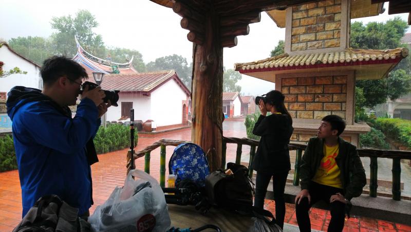 楊老師用VR讓學員看360拍攝之照片與影片，大家開心視覺體驗。