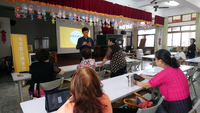 健康APP守護婦女專班課程，學員認真專心的聽課。