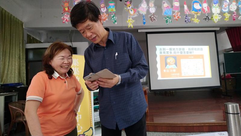 健康APP守護婦女專班程，講師為學員說明如何操作。