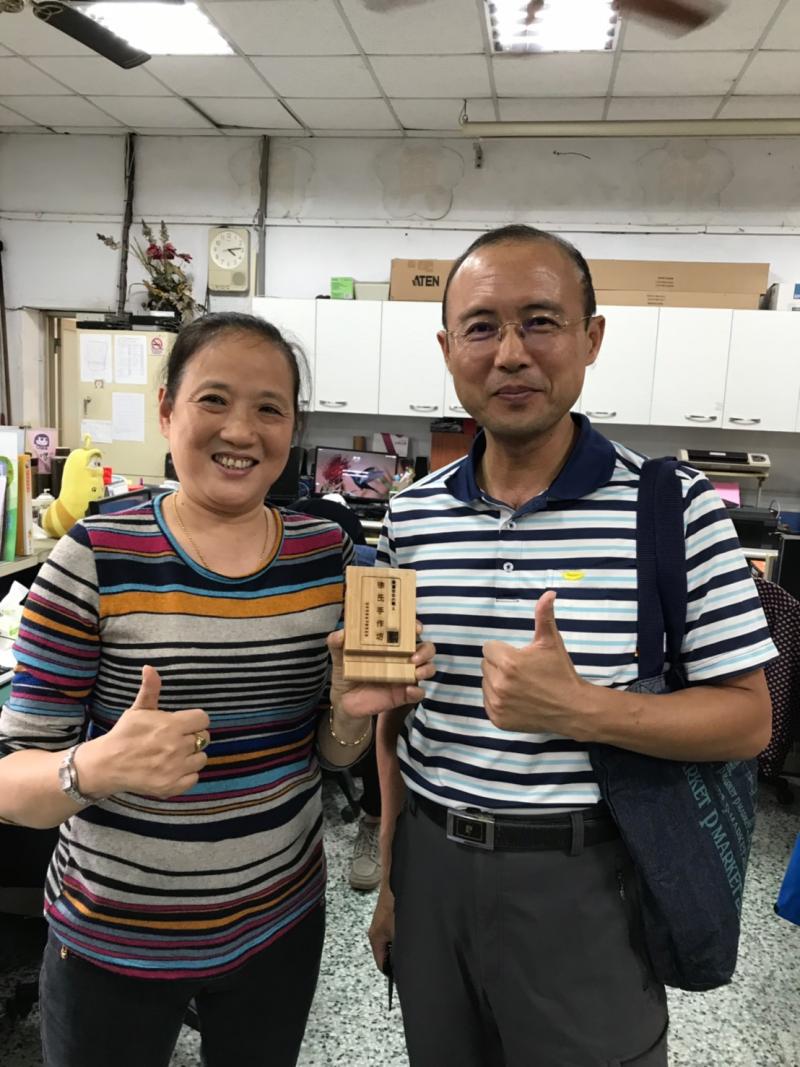 學員的雷雕作品與美濃數位中心主持人(龍山國小校長)合影