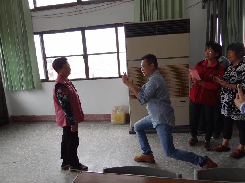 講師示範室內人物半身照