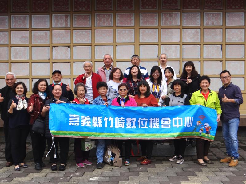 攝影課圓滿成功，全體大合照。