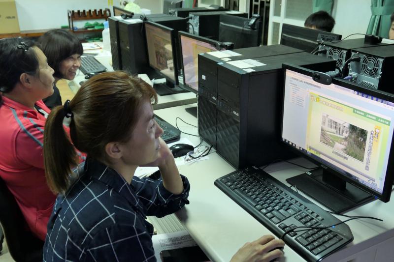 學員們認真在操作學習中心系統