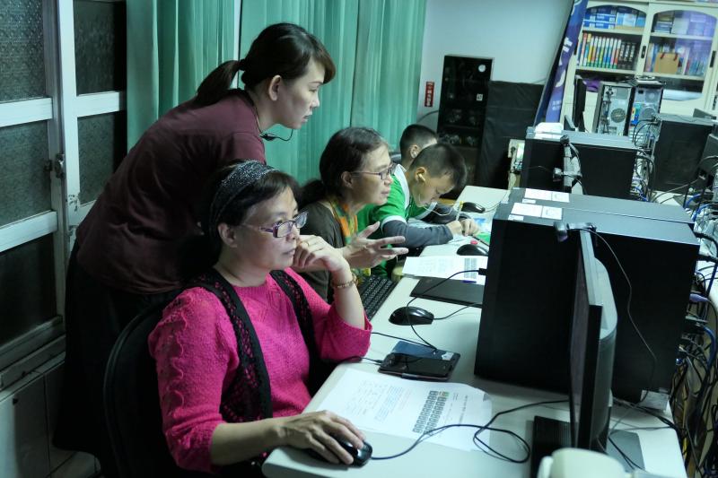 講師指導學員操作學習中心系統