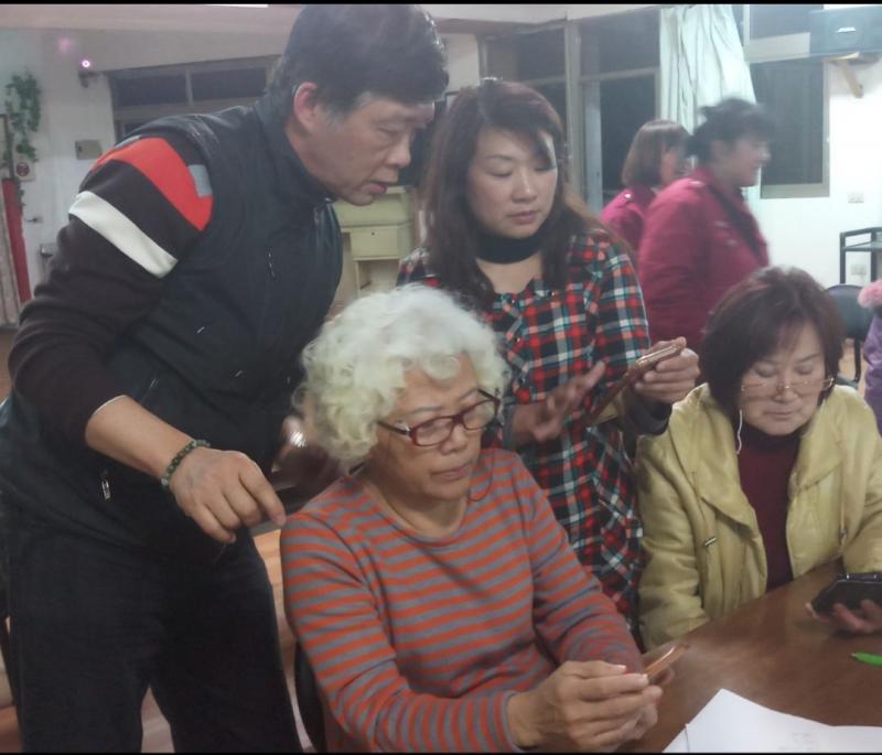手機健康塑身婦女專班課程，學員實際操作，講師在旁協助與指導。