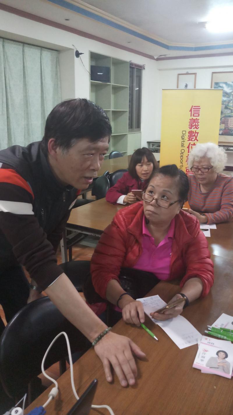 手機健康塑身婦女專班課程，講師與學員互動良好，快樂學習。