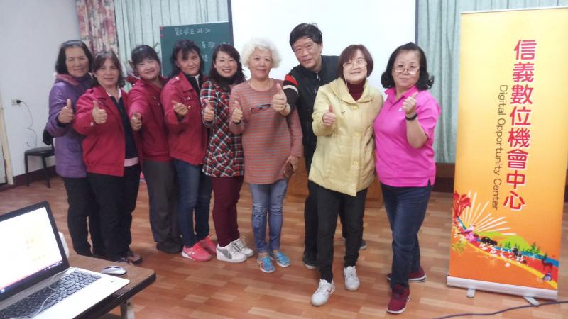 手機健康塑身婦女專班課程，學員收穫滿滿與講師合影。