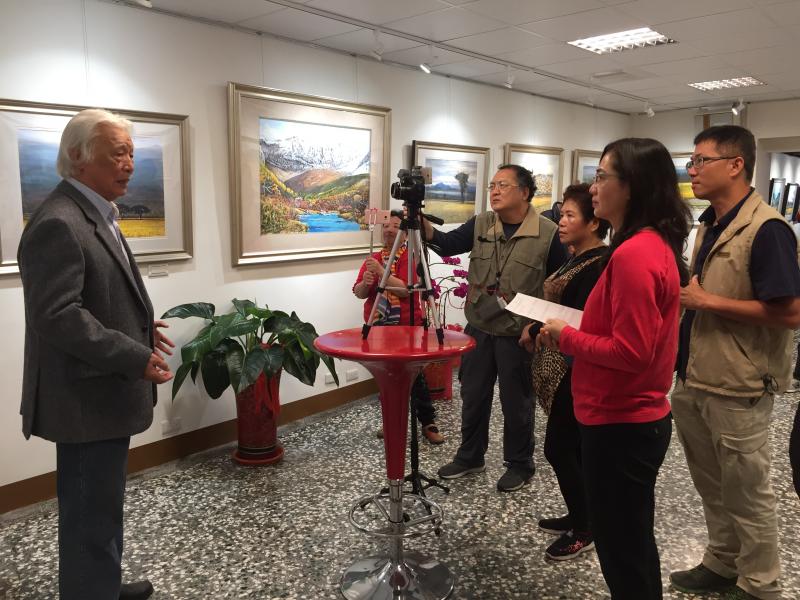 公館DOC學員來到了去年底剛亮相的「秋翰藝臺」畫廊，採訪有「台灣米勒」之稱的張秋台校長。自幼生長在公館石墻村客家農村的張校長，利用畫作傳達對土地的情感與思想。