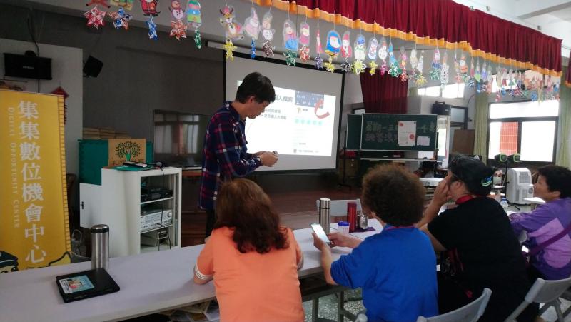 線上學習趣課程，學員認真專心的聽課。