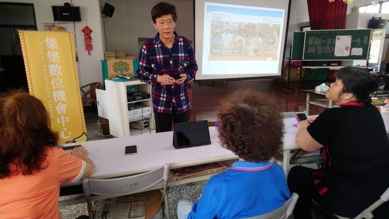 線上學習趣課程，課堂中學員認真聽老師講解。