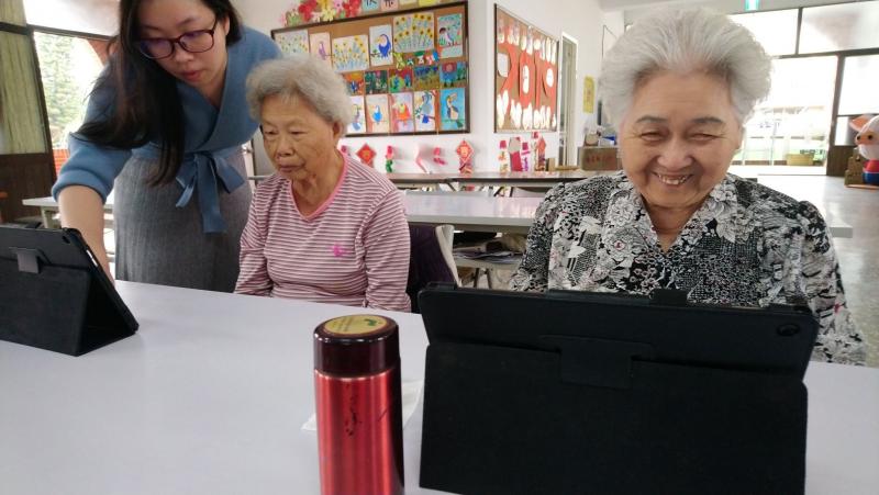 線上學習趣課程，學員拿著平板實際操作與練習。