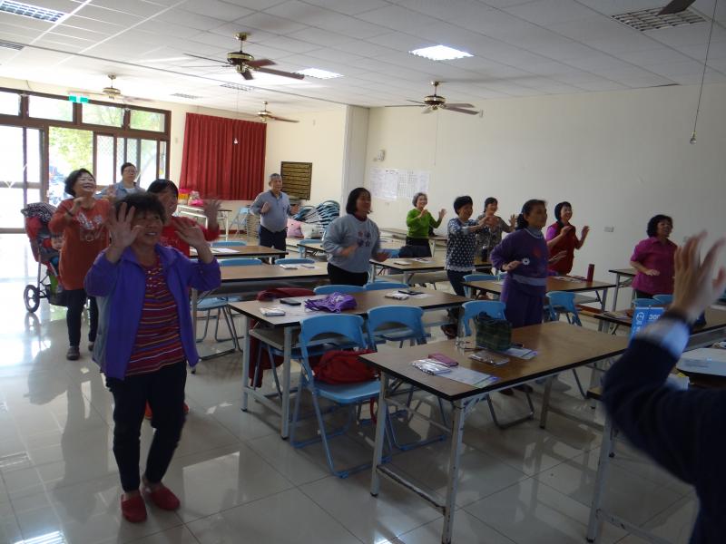 看著講師教學影片，銀髮族健身操，一起動一動，學員們都動起來。