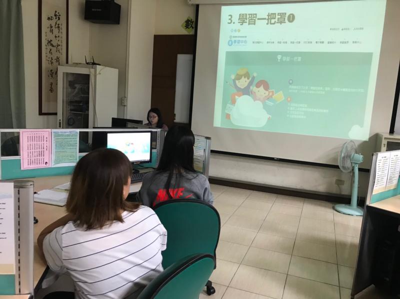 線上學習一把罩課程，學員認真專心的聽課。