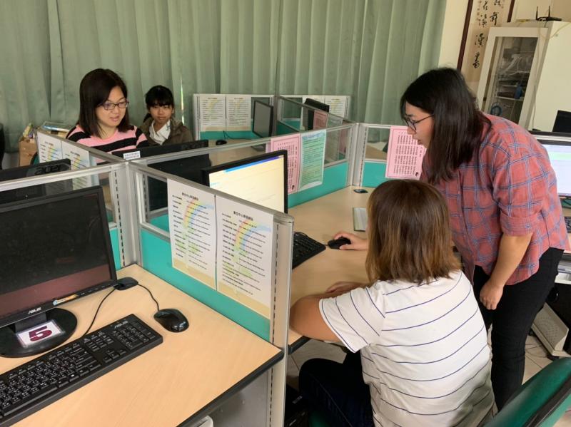 線上學習一把罩，講師與學員互動良好，快樂學習。