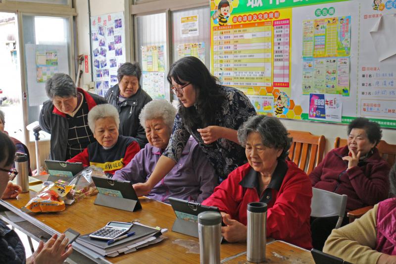 大林社區學員們學習平板操作