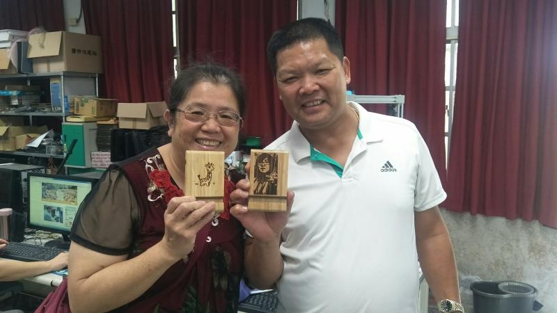 退休教師夫妻，鶼鰈情深雙雙作品，在美濃DOC找尋充實的人生旅途-完成資訊數位應用雷雕作品。