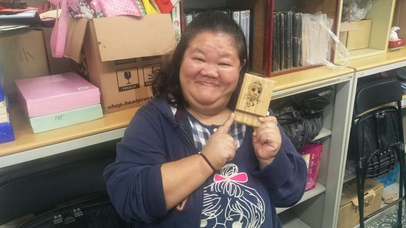 美濃DOC忠實學員鄭信珠小姐製作自己的雷雕手機架作品