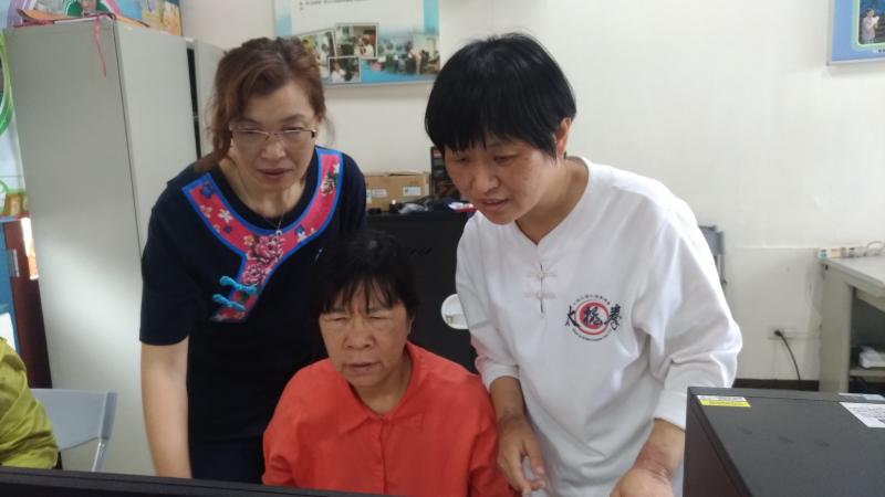 助教協助學員數位學習中心的登入。