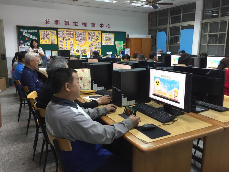 學員們使用電腦學習登入學習中心
