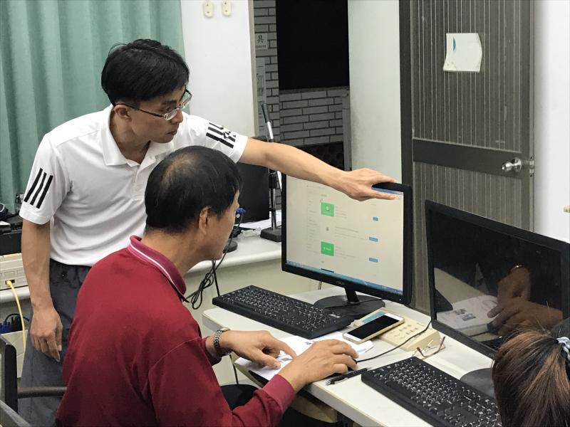 老師認真上課解決同學問題