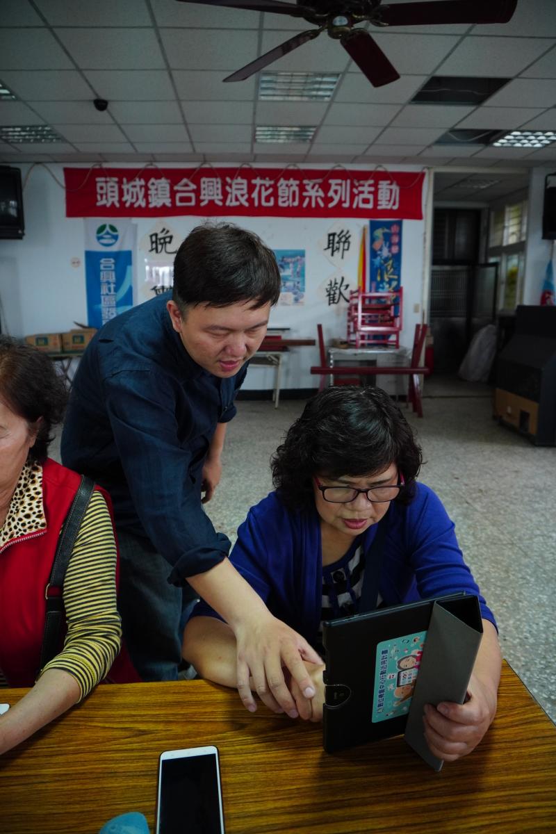 講師位於教室左方說明課程內容，學員不時頭查看授課內容，遮上同時不滿著近用計畫的旗幟。