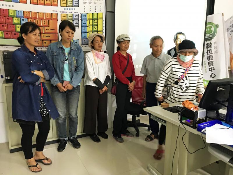 第一次看到雷雕機的學員們，好奇的圍在周遭看雷雕機運作。