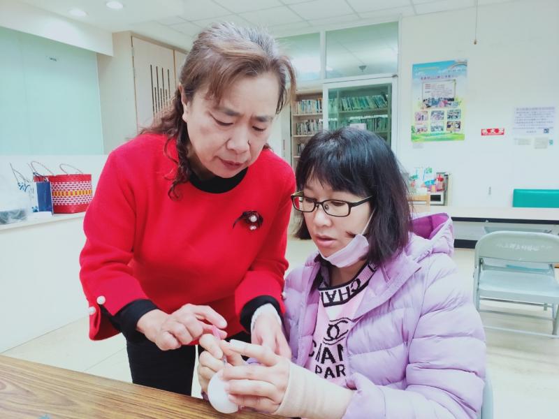 老師教導學生中