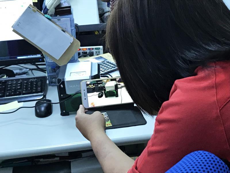 學員用手機拍攝雷雕過程。