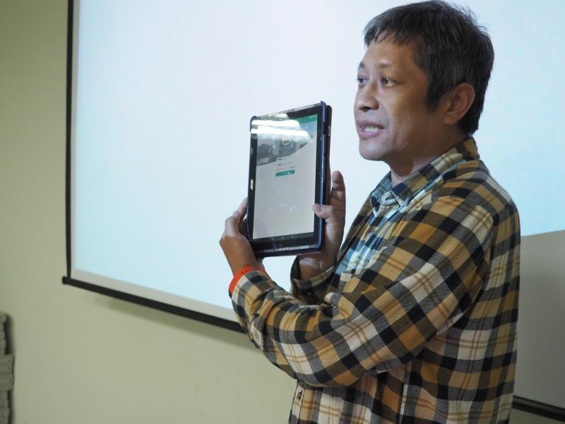 漢東老師帶領學員們認識平板電腦、介紹平板電腦介面與基礎功能操作