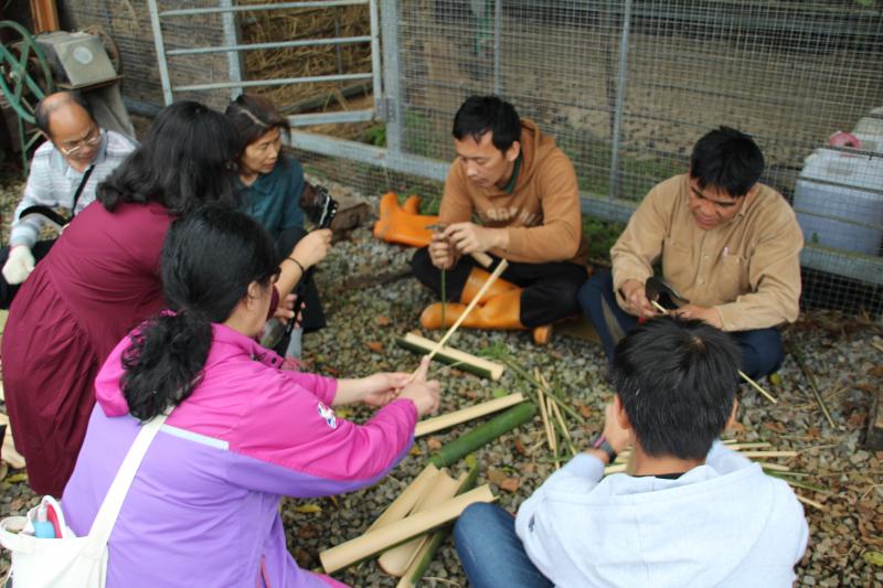 竹編技藝現場直播，分享泰雅傳統竹編技藝。