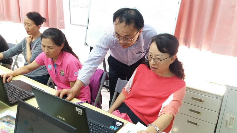 老師指導學員創作情況