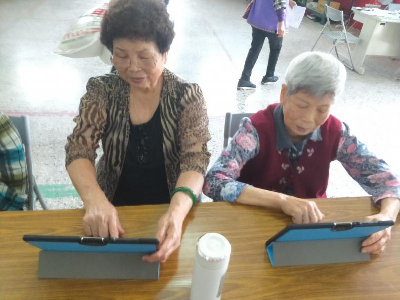 認識了平板電腦基礎後就讓長輩開始操作介面