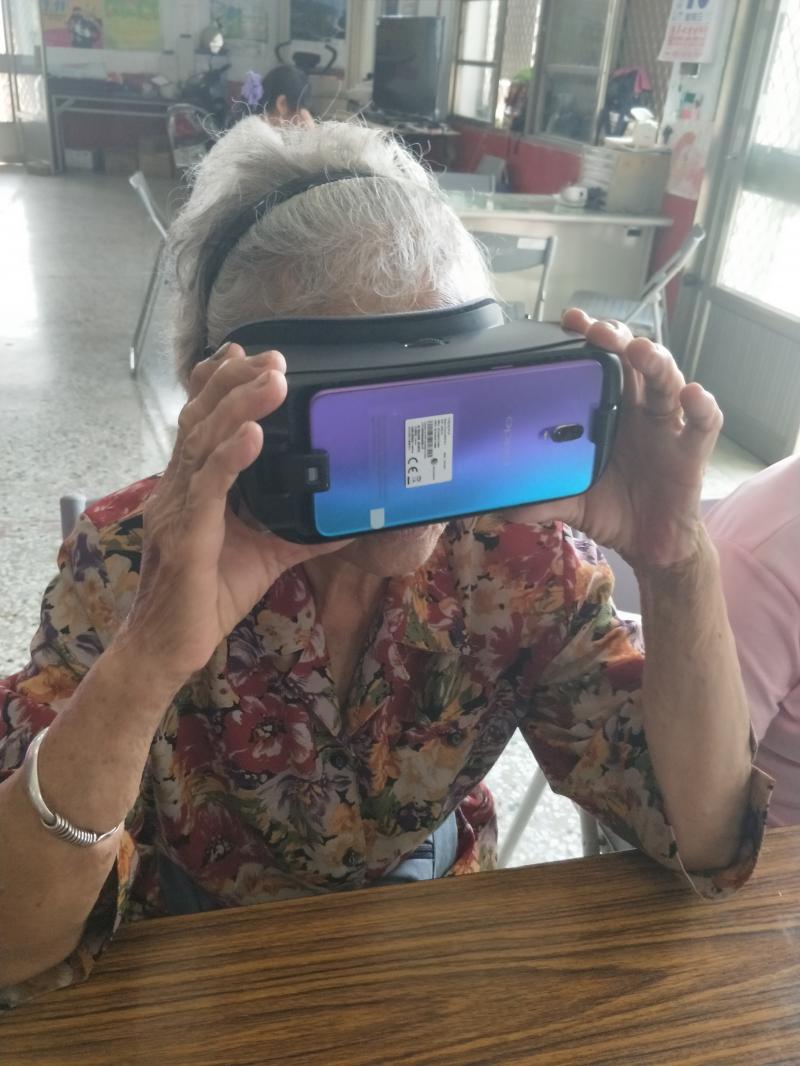 結合遊戲、影音、娛樂，VR必會成為生活中的新寵兒，長輩的學習不落人後，這次的體驗也拓寬了他們的視野。