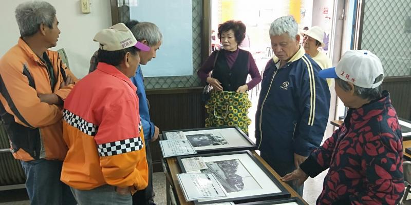 老師教學員如何將老照片數位化