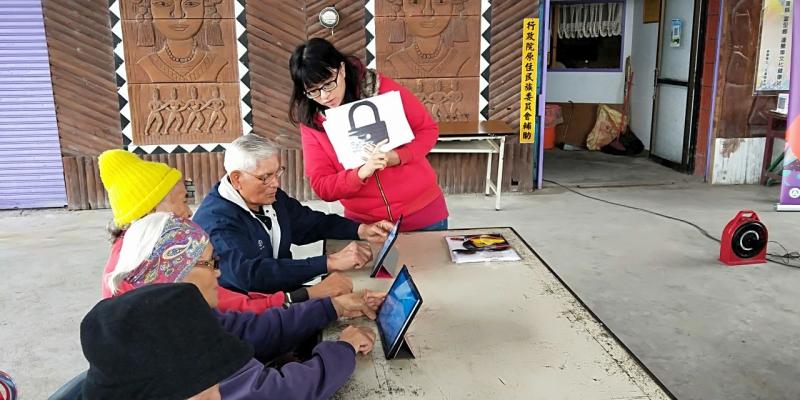 學員正在教導長輩使用網路掛號，以後不用出門也能夠預約看診喔。