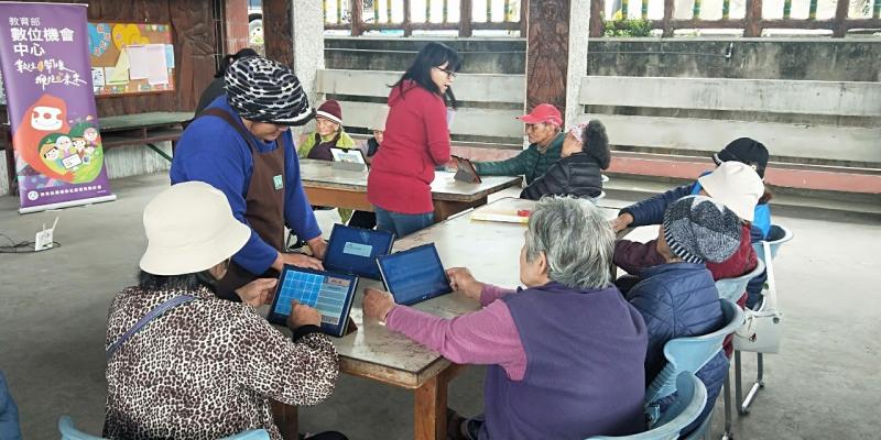 另一邊的長輩正在學習使用台鐵e訂通，能夠在佳享受訂票的系統，就不用走到車站再買車票囉。