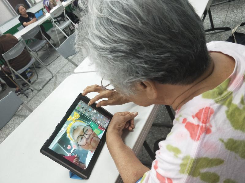 阿嬤的B612APP修圖軟體拍照~  笑得好開心~