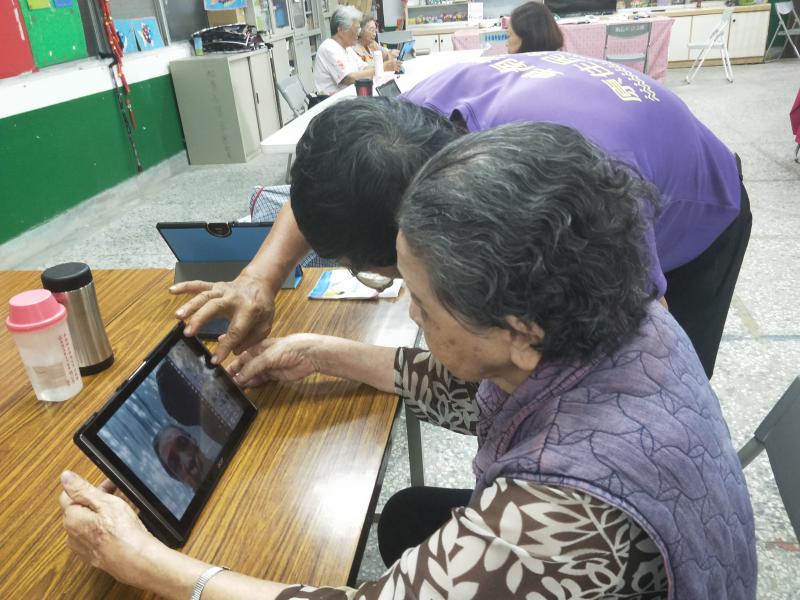 年約70歲的兒子帶著高齡90幾歲阿嬤來上平板電腦課~阿嬤第一次接觸平板新鮮又好玩，母子檔學習得很開心!