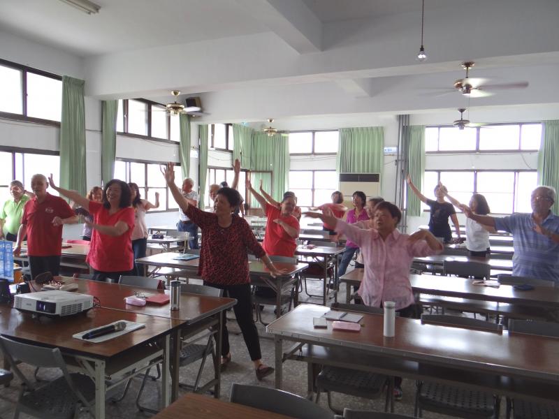 國民健康操，大家一起動一動。