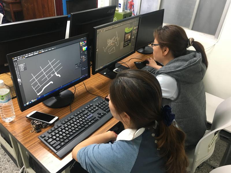 學員繪製自己家鄉的地圖