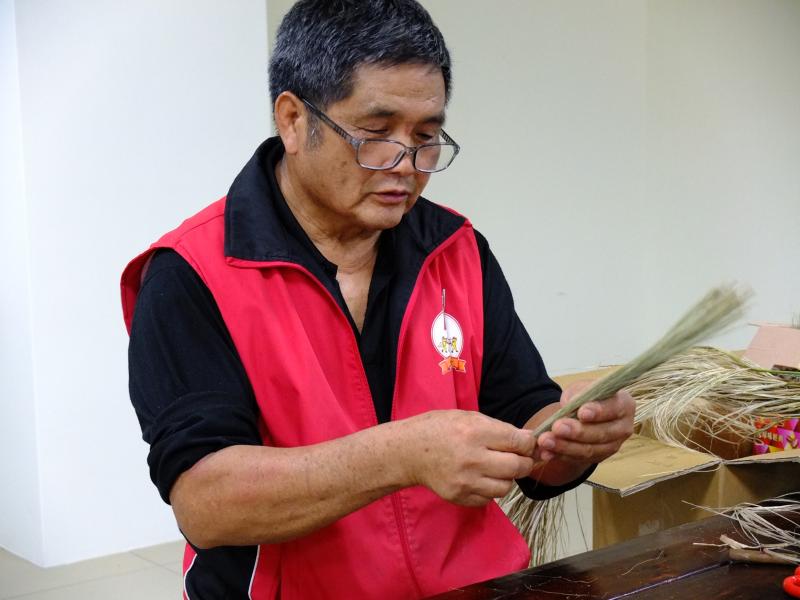 張火爐老師講解福帚製作材料