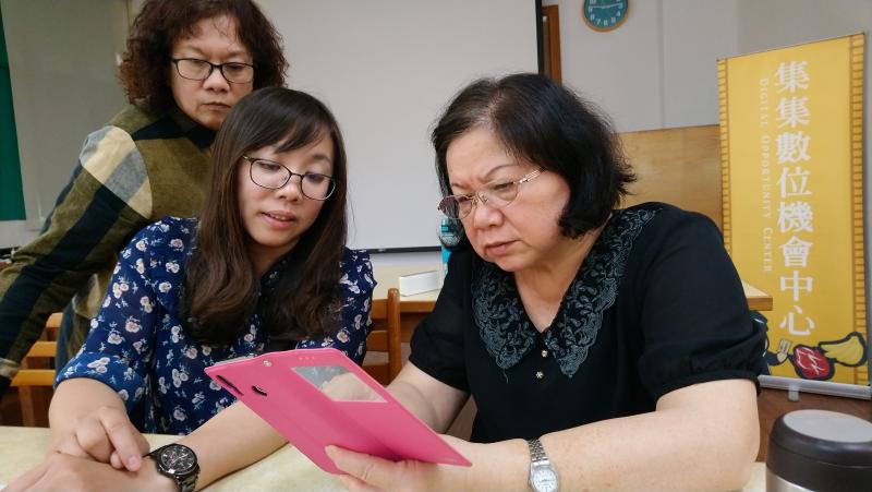 老師與學員一起互動